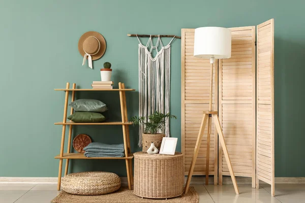 Kahve masası, raf ünitesi ve oturma odasının içindeki katlama ekranı.