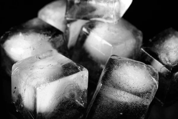 Siyah arkaplanda buz küpleri, yakın plan