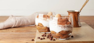 Tatlı lezzetli tiramisu masada.