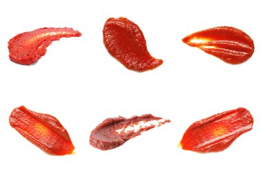 Beyaz arka planda lezzetli domates ezmesi örnekleri