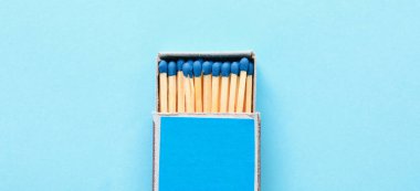 Renk arkaplanında kibrit kutusu