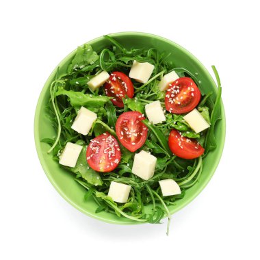 Beyaz arka planda izole edilmiş sağlıklı roka salatası, yakın plan.