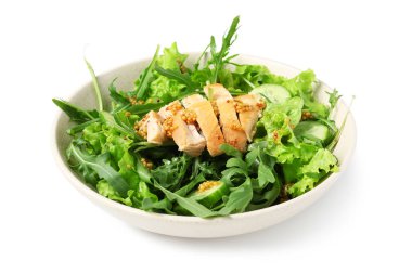 Beyaz arka planda izole edilmiş sağlıklı roka salatası, yakın plan.