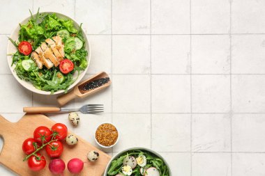 Lezzetli roka salatası ve beyaz fayanslı malzemelerle dolu kaseler.