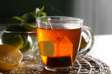 Bir fincan lezzetli sıcak çay, yakın plan.