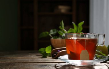 Bir fincan lezzetli sıcak çay, ahşap masada, yakın plan.