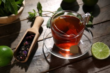 Bir fincan lezzetli sıcak çay, ahşap masada, yakın plan.