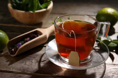 Bir fincan lezzetli sıcak çay, ahşap masada, yakın plan.