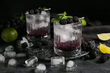 Siyah arka planda lezzetli böğürtlenli limonata, yakın plan.