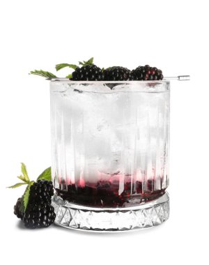 Lezzetli soğuk böğürtlenli limonata beyaz arka planda izole edilmiş, yakın plan.