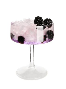 Lezzetli soğuk böğürtlenli limonata beyaz arka planda izole edilmiş, yakın plan.