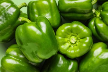 Arka plan olarak yeşil dolmalık biberler, yakın plan