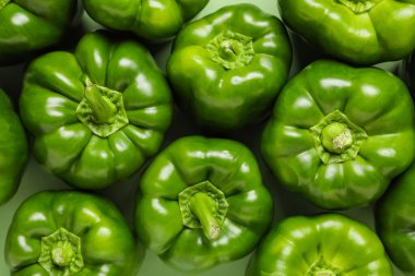 Arka plan olarak lezzetli yeşil dolmalık biberler, yakın plan.