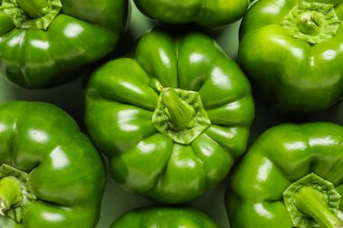 Arka plan olarak lezzetli yeşil dolmalık biberler, yakın plan.