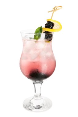 Lezzetli soğuk böğürtlenli limonata beyaz arka planda izole edilmiş, yakın plan.