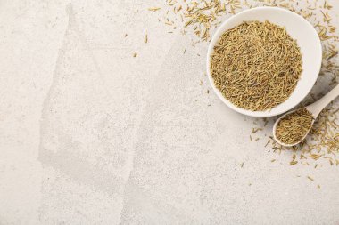 Bej grunge arka planda kurutulmuş biberiyeli kase ve kaşık, yakın plan.