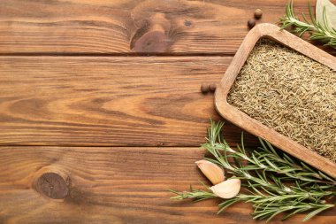 Ahşap arka planda kurutulmuş biberiye tepsisi, yakın plan.