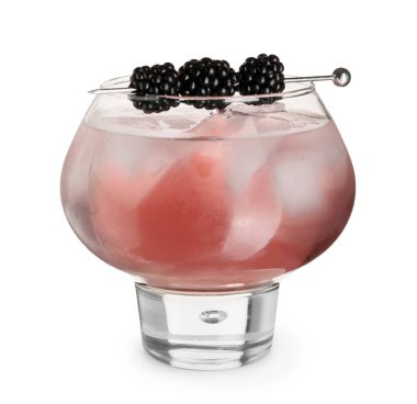 Lezzetli soğuk böğürtlenli limonata beyaz arka planda izole edilmiş, yakın plan.