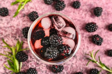 Pembe grunge arka planda lezzetli böğürtlenli limonata, yakın plan.