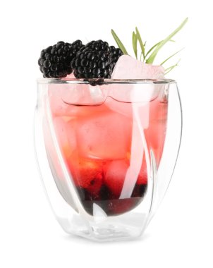 Lezzetli böğürtlenli limonata beyaz arka planda izole edilmiş, yakın plan.