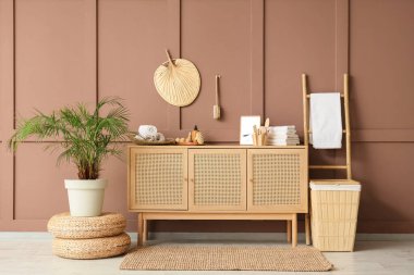 Temiz havlular, ayna ve masaj vücut fırçaları olan çekmeceler banyonun içinde.