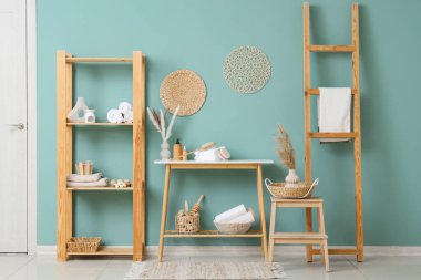 Odanın içinde farklı banyo malzemeleri olan raf ve masa.