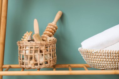 Masaj sepetleri, vücut fırçaları ve oda temiz havlular, yakın çekim.