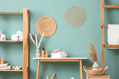 Masaj fırçaları, tüylü vazolar, kozmetik ürünler şişeleri ve masadaki temiz havlular, yakın plan.