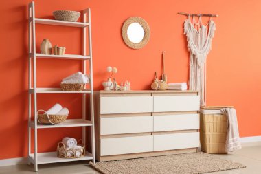 Raflar, çamaşır sepeti, çekmeceler ve farklı banyo malzemeleri.