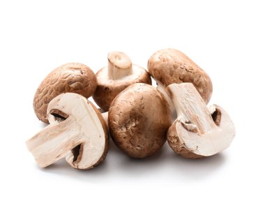 Çiğ şampiyon mantarları beyaz arkaplanda izole edilmiş, yakın plan