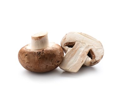 Çiğ şampiyon mantarları beyaz arkaplanda izole edilmiş, yakın plan