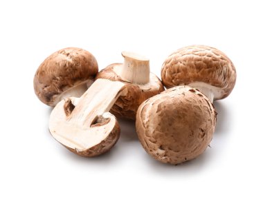 Çiğ şampiyon mantarları beyaz arkaplanda izole edilmiş, yakın plan