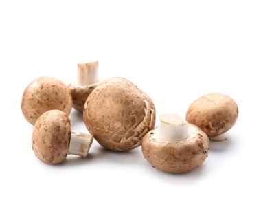 Çiğ şampiyon mantarları beyaz arkaplanda izole edilmiş, yakın plan