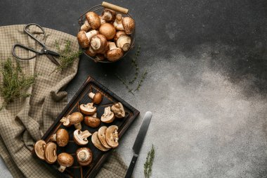 Kesme tahtası ve süzgeç ham şampiyon mantarlı Grunge arka planda, yakın plan