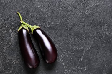 Siyah grunge arka planında taze patlıcanlar, yakın plan