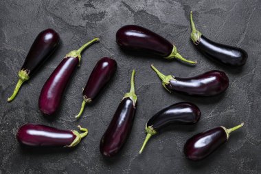 Siyah grunge arka planında taze patlıcanlar