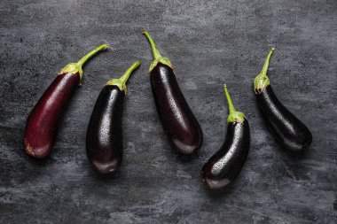 Siyah grunge arka planında ıslak taze patlıcanlar