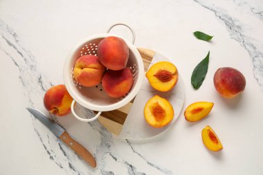 Beyaz arka planda tatlı olgun şeftalili kolata ve kesme tahtası