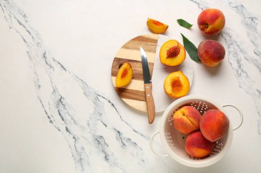 Beyaz arka planda tatlı olgun şeftalili kolata ve kesme tahtası