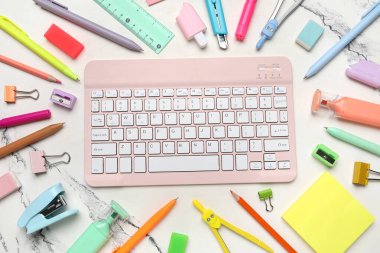 Mermer arka planda bilgisayar klavyesi ve okul malzemeleri ile kompozisyon, yakın plan