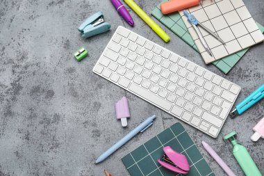 Gri grunge arka planda bilgisayar klavyesi ve okul malzemeleri ile kompozisyon, yakın plan