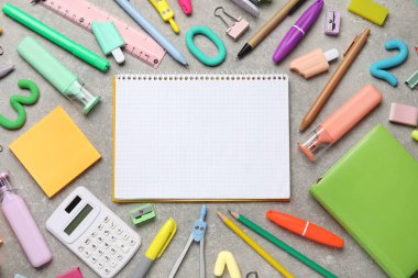 Gri grunge arkaplan üzerinde boş bir defter ve farklı okul sayfası olan kompozisyon, yakın plan