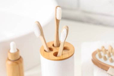 Bardakta diş fırçası ve tuvalet malzemeleri banyoda, yakın plan.