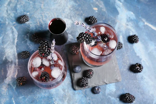 Mavi grunge arka planda lezzetli böğürtlenli limonata, yakın plan.