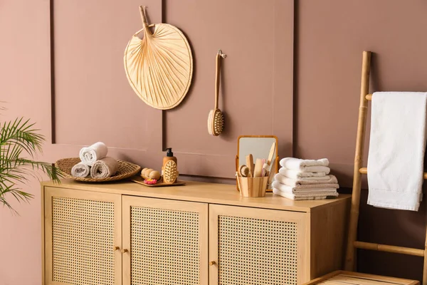 Temiz havluları olan çekmeceler, banyo içinde ayna ve masaj vücut fırçaları, yakın plan.