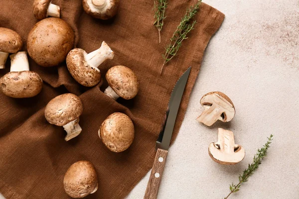 Peçete, bıçak ve çiğ mantarlar beyaz grunge arka planda, yakın plan