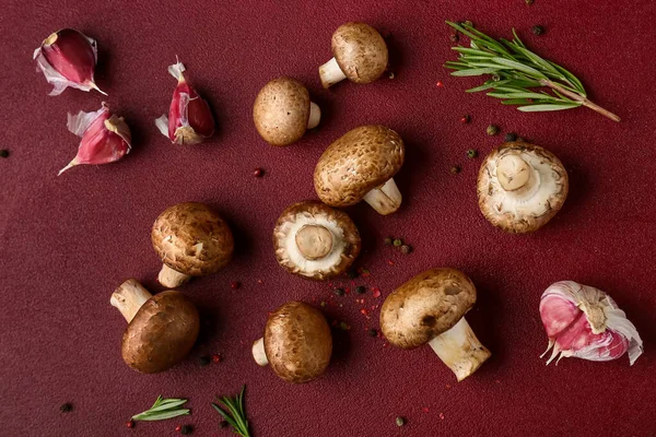 Çiğ şampiyon mantarlı kompozisyon, sarımsak ve baharatlı arkaplan, yakın plan.