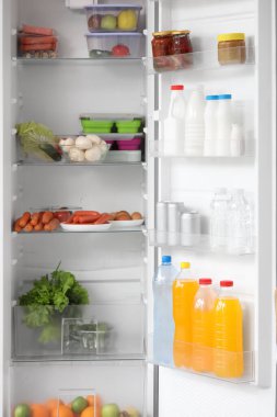 Taze yiyeceklerle dolu bir buzdolabı. Yakın çekim.