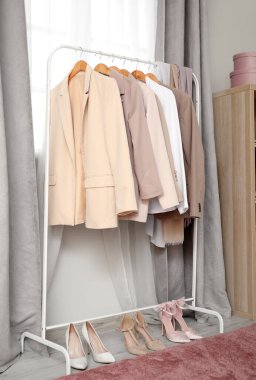 Soyunma odasının iç tarafındaki kıyafetlerle doldur.