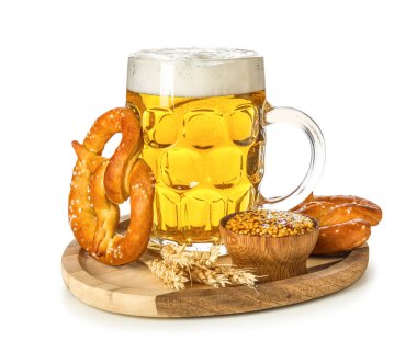 Beyaz arka planda izole edilmiş soğuk biralı yemek, simit ve kupa, yakın plan.